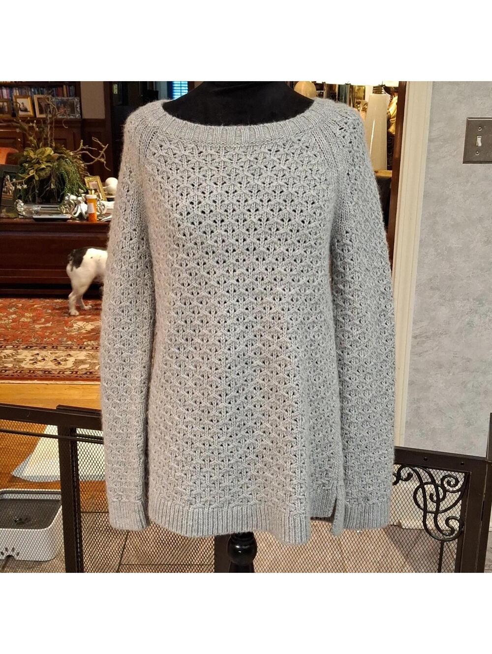 "BANANA REPUBLIC" SZ. M, Italian Yarn Long-sleeved Cable Knit, women's sweater.